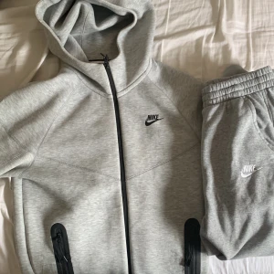 Nike Tech Flee grå - En grå Nike tech flee, skick 8/10, pris; 300kr, för fler bilder eller övriga frågor skriv t mig 👍