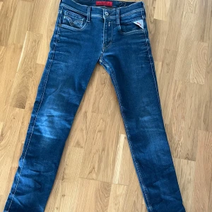 Replay anbass  - Sjukt feta replay anbass jeans | skick 9/10 knappt använda längre då dom e för små. Inga defekter. Strl 27/32, är 172 på bilden och dom e lite små. Så ni kan avgöra själva. Fraktar inom 24 ifall du väljer PostNord✅ MVH VL 