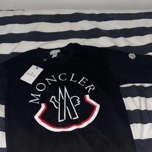 Lacoste tröja och Moncler tröja - Båda storlek S