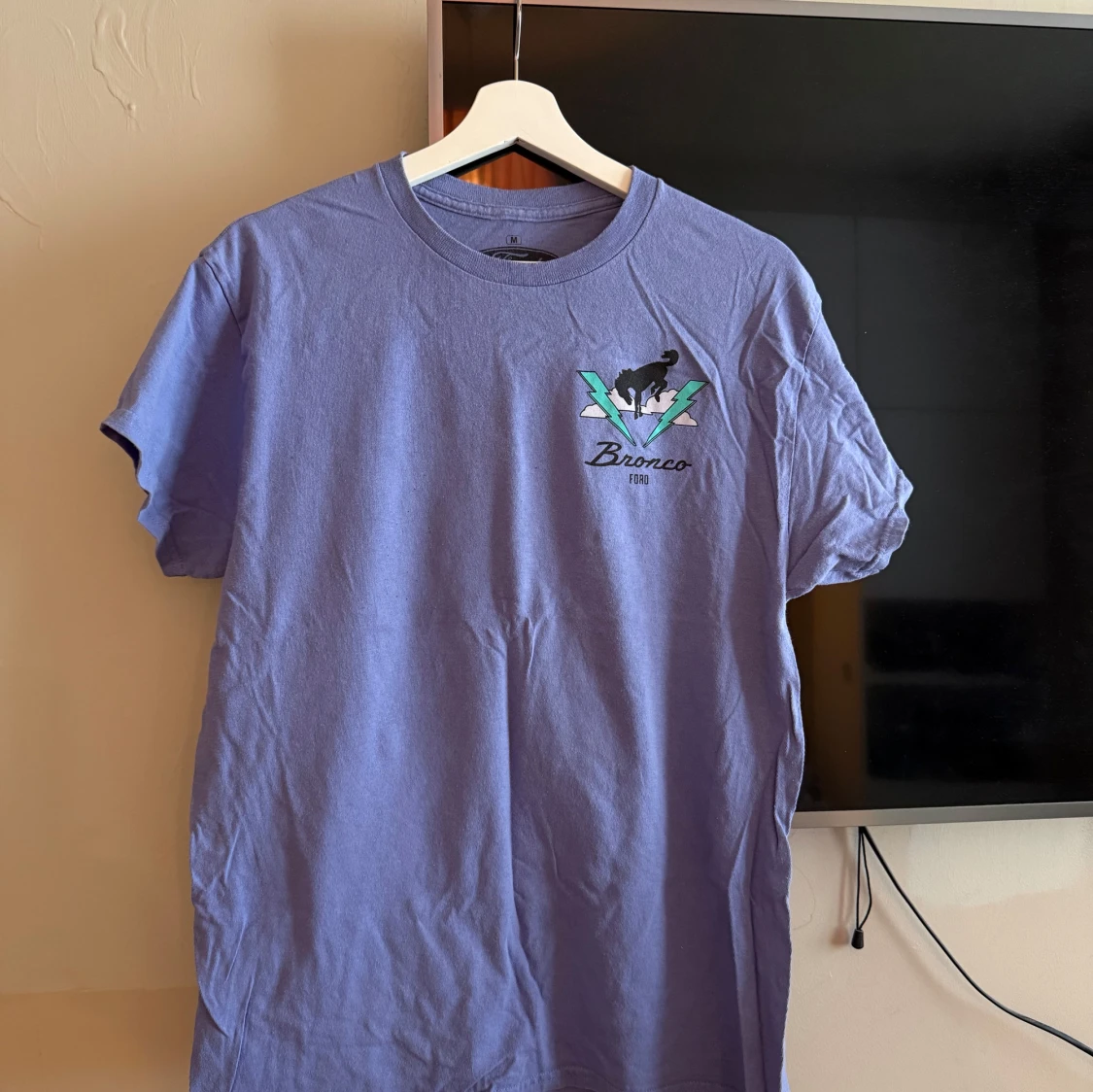 Ljuslila Ford Bronco t-shirt - 1