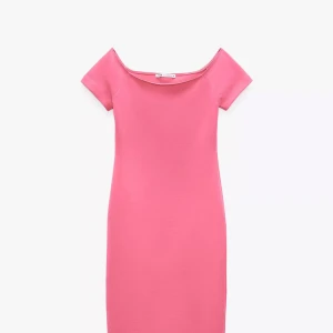 Rosa offshoulder klänning - Säljer en snygg rosa offshoulder klänning med korta ärmar. Klänningen har en enkel och stilren design med rak passform och är perfekt för sommardagar eller festliga tillfällen. Storlek S. Använd 1 gång bara. Perfekt till sommaren!