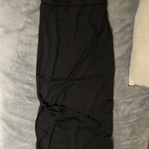 Kjol - Svart kjol från shein. Aldrig använd. Jätteskönt material. Hör av dig vid frågor eller intresse🌸