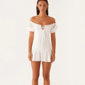 Vit offshoulder klänning - Supersöt vit kortklänning med offshoulder och puffärmar. Säljer då den tyvärr inte passade mig. Helt ny med prislapp🤍💐