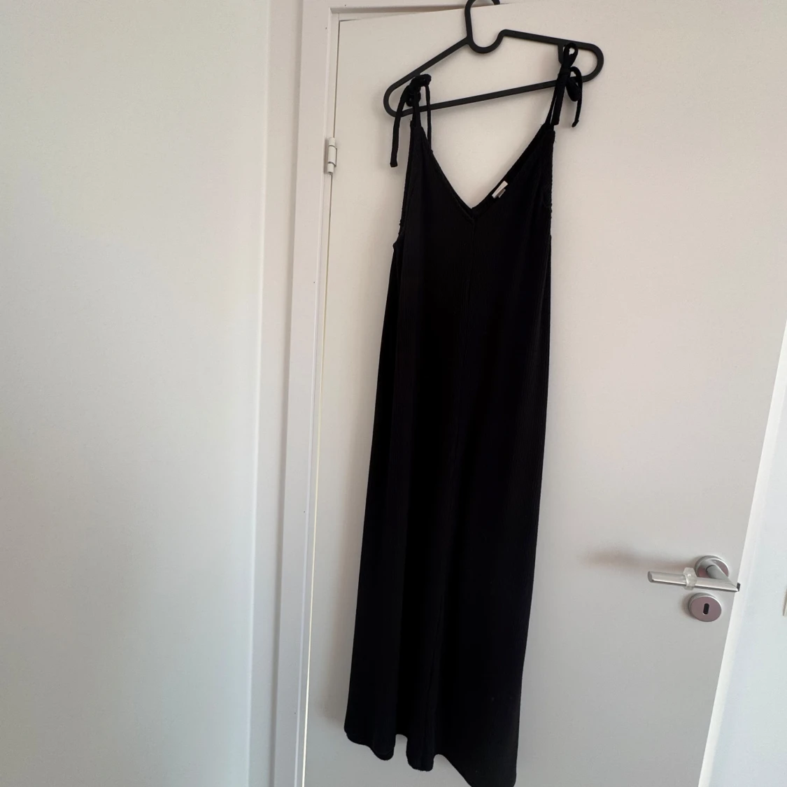 Svart stickad långklänning