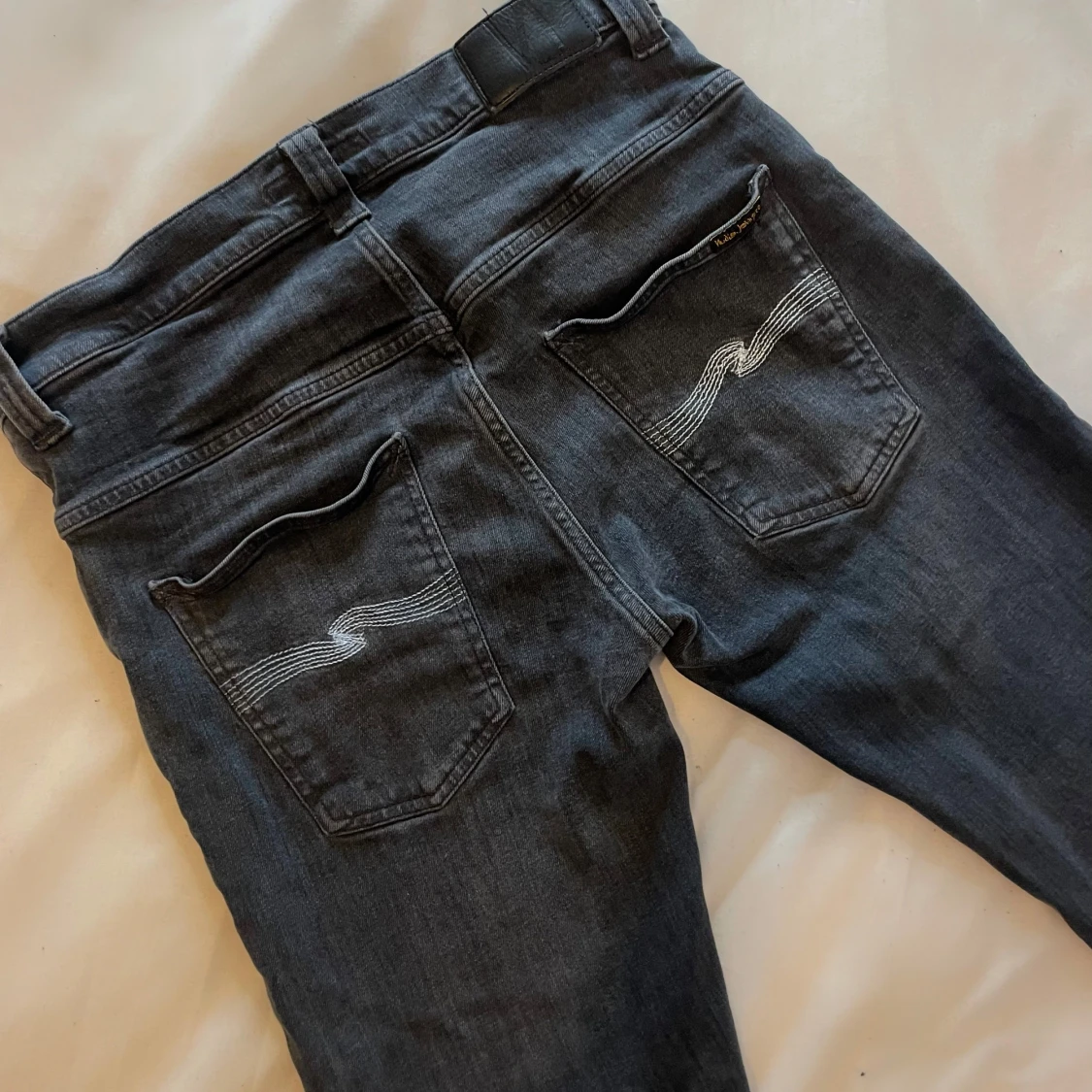 Mörkgråa  jeans från Nudie Jeans