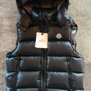 Moncler bormes väst  - Hej säljer min moncler bormes väst. Den är i storlek 1 som motsvarar S. Den är i perfekt skick och gällande äktehet så har jag ingen aning. Köpte den på vinted utan kvitto och valde att lita på gamla ägaren. Priset kan sänkas vid en snabbare affär 