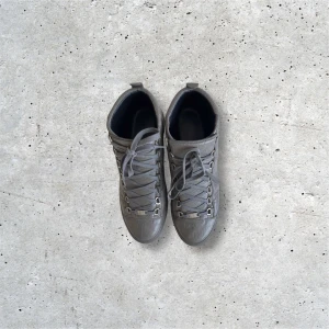 Balenciaga Arena High Gray - Gråa iskalla Balenciaga Arena highs 🌶️🤞: Perfekt skick, endast använda 2 gånger : Tyvärr ingen låda : Givetvis äkta 🙌 :  Size down 1.5, dvs passar någon med 42/42,5 : Släpper för steal jänfört med andra säljare 👏