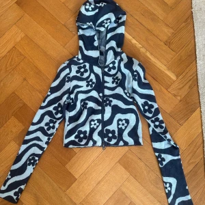Blå mönstrad cropped hoodie från Urban Outfitters - Säljer en blå och ljusblå croppad hoodie från Urban Outfitters med vågigt mönster och blommor🩷🤩