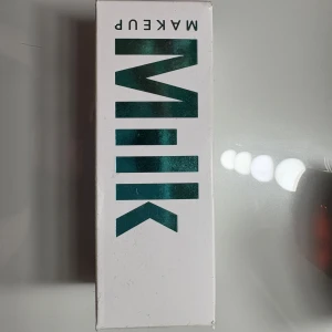 Milk Makeup Hydro grip primer - Milk Makeup hydro grip primer i en genomskinlig grön plastflaska med pump och genomskinligt lock. Använd ca 7 gånger kanske. 