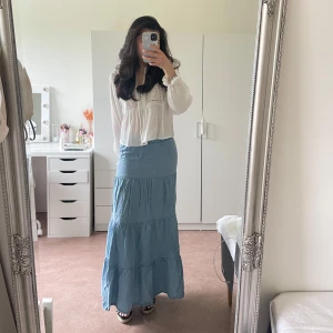 Ljusblå långkjol från ONLY - Säljer en ljusblå långkjol från ONLY med volangdetaljer. ALDRIG ANVÄND! Kjolen har resår i midjan och är luftig och fin. Perfekt till skolavslutning/sommaren/midsommar osv🌸Storlek xs men passar även xxs-xs-s då den har resår i midjan som är stretchig☺️