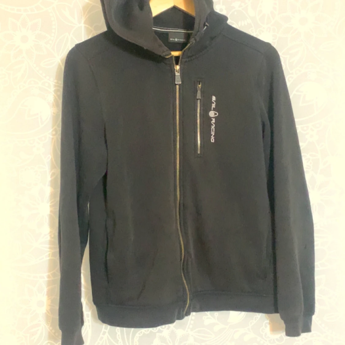 Svart hoodiejacka från Sea Ranch