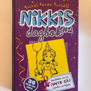 Nikkis dagbok #2 - Följ med Nikki i hennes dagbok fylld av humor, pinsamheter och vardagsdrama! Perfekt för dig som gillar roliga berättelser om vänskap, skola och fest. Boken är färgglad och lockande, med serieteckningar och lättläst text. 