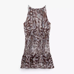 Zara zebra miniklänning  - Säljer den populära zebra klänningen från Zara i storlek S, superfin och sparsamt använd❣️ Andra bilden är lånad!! 