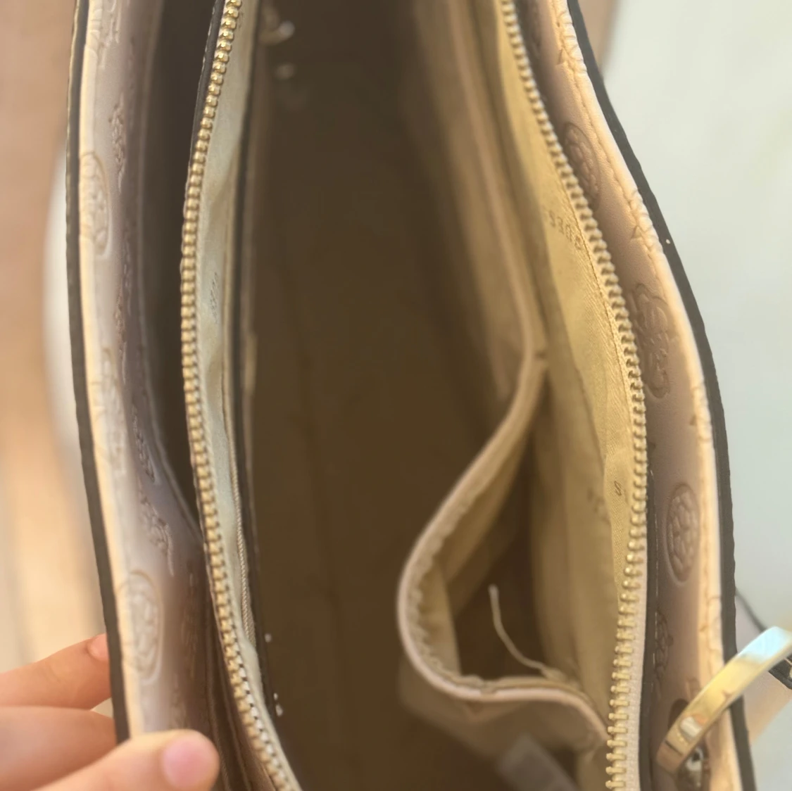 Ljusrosa /beige handväska från Guess - 3