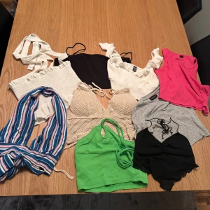 Pack med söta toppar  - Hejsan, säljer dessa topper i ett pack då jag rensar garderoben. Allt är i fint skick och från olika företag som exempel H&M, Zara & Shen. Alla är i fint skick. Hör av er om ni har några frågor eller vill se närmre på någon topp💕Alla är i storlek S