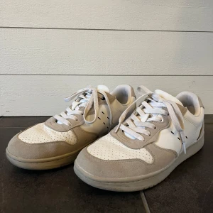 Skor  - Tjena! Säljer mina skor som har stått i tre år, använt ett fåral gånger. Hör av er om ni har frågor! Pris kan diskuteras!