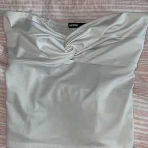 Vit top utan armar  - Storlek xs använd 1 gång har ingen   prislapp från bikbok 