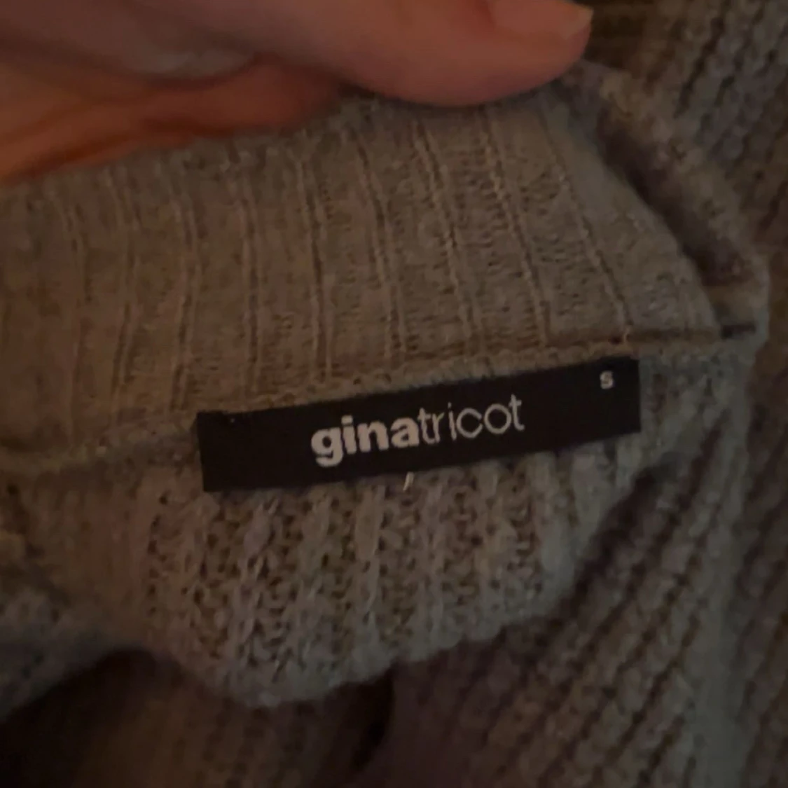 Grå stickad tröja från Gina Tricot - 1
