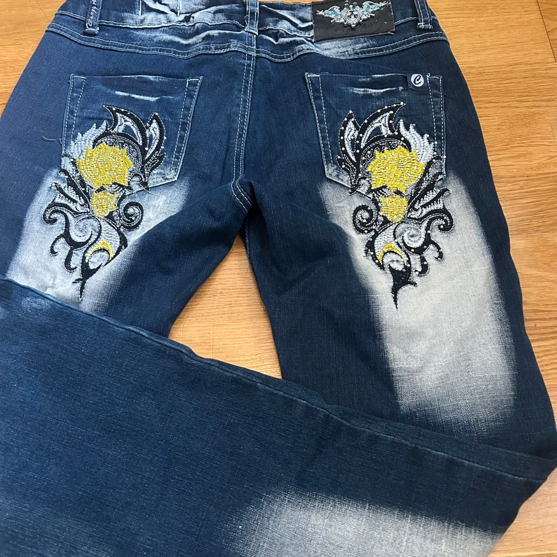 Blå jeansbyxor med broderad detalj från Crazy Age - 1