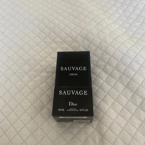 Sauvage Parfum 100 ml från Dior - Tja, säljer denna i princip helt nya diorflaskan, endast testsprayad. Inga konstigheter! Om du har frågor är det bara att DMa mig!
