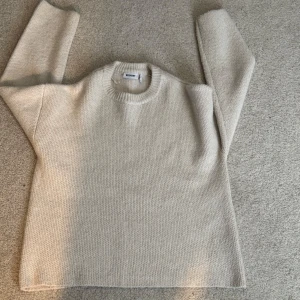 Vit stickad tröja från weekday  - Stickad tröja i storlek s 