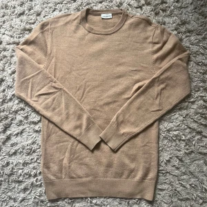 John Henric tröja, merino - Beige, supersnygg tröja från John Henric i 100% merinoull. Storlek M men sitter även som S i mitt tycke. Hör av er vid eventuella funderingar!