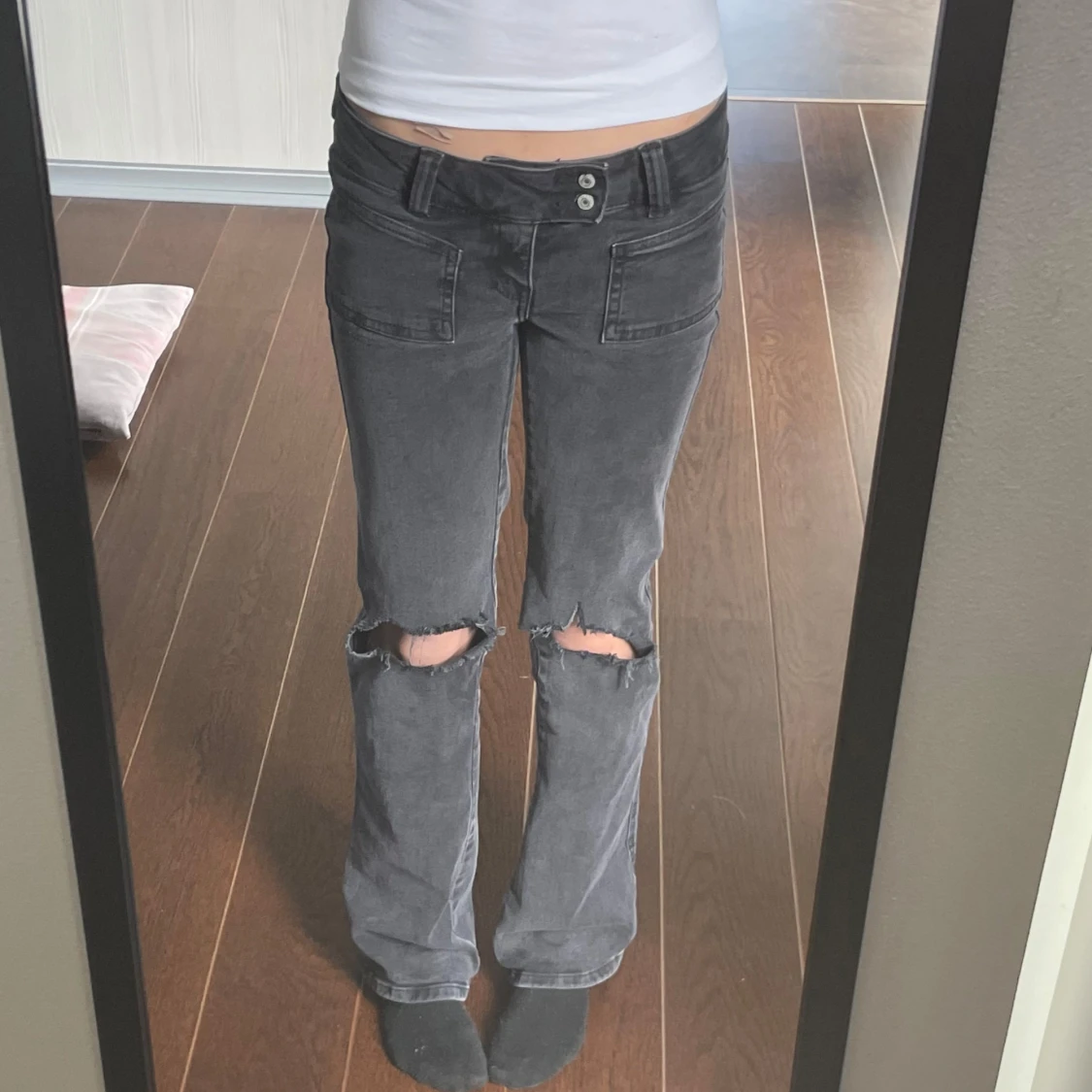 Grå bootcut jeans med hål på knäna - 2