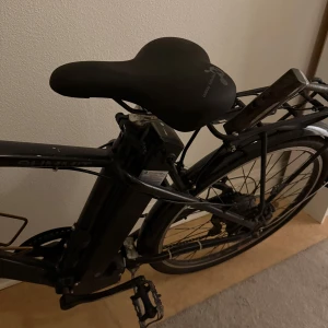 EcoRide elcykel - Snygg och modern elcykel från EcoRide med bekväm sadel och robust ram. Perfekt för dig som vill ta dig fram snabbt och smidigt i stan eller till skolan. Utrustad med elassistans och praktisk pakethållare. Passar både vardag och fritid.