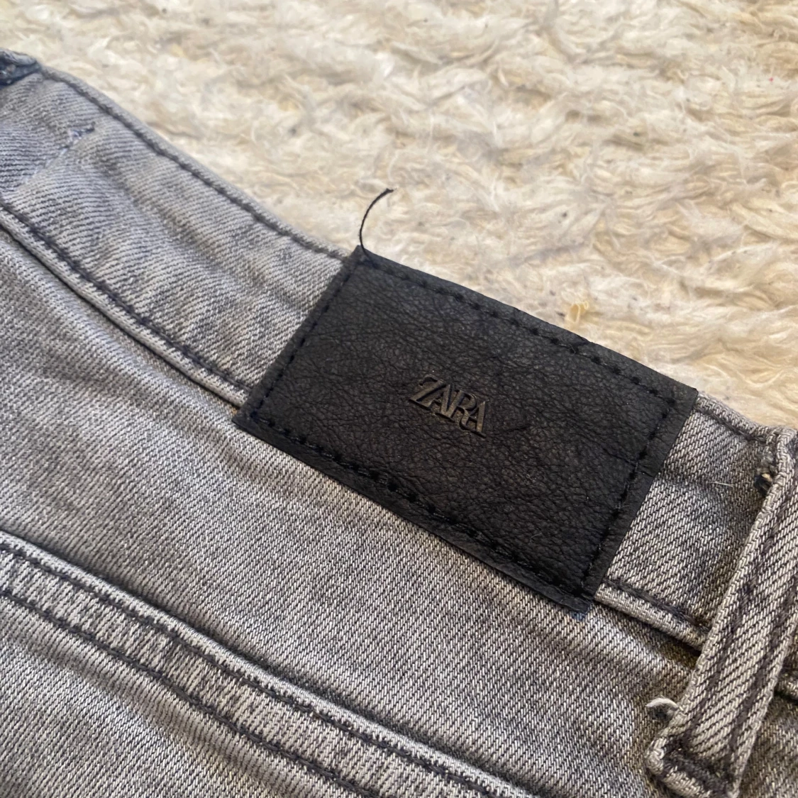 Grå jeans från Zara - 4
