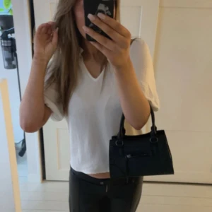 Vit blus  - Säljer en vit blus i typ silkes material. Sitter åt vid slutet av ärmarna som ger en puffad look och även två snören vid halsen. 