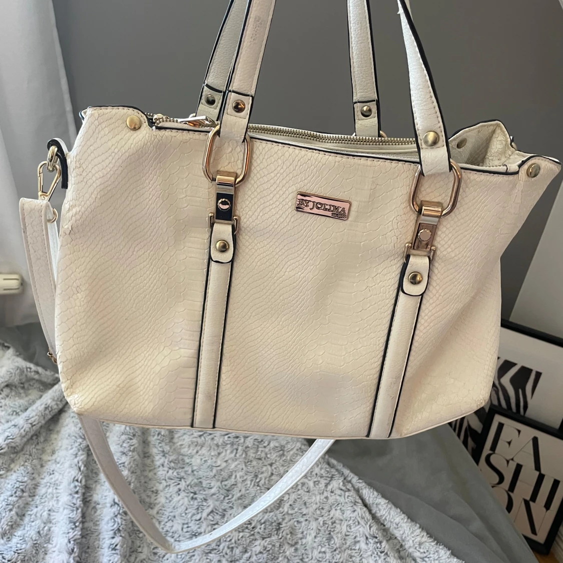 Vit axelväska från Lycke - 1