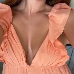 Aprikos klänning  - Populär klänning från hm. Aldrig använd. Prislapp finns kvar.