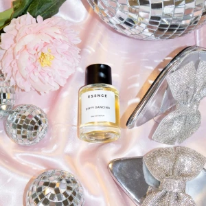 Dirty Dancing Eau de Parfum från Essnce - Säljer denna parfym från essnce i 50ml. Använd några gånger men nästan som ny, köpt för 2 månader sedan. Ingen orginalkartong finns kvar, säljs i befintligt skick.  Nypris - 360kr Mitt pris - 250kr