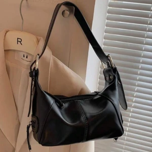 Handväska - Så snygg handväska som inte kommer till användning. Väskan är i orginalförpackning och har aldrig använts!🤍