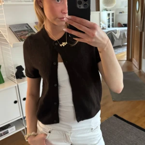 Brun kortärmad kofta - Säljer denna sjukt söta stickade koftan då den ej kommer till användning!❤️