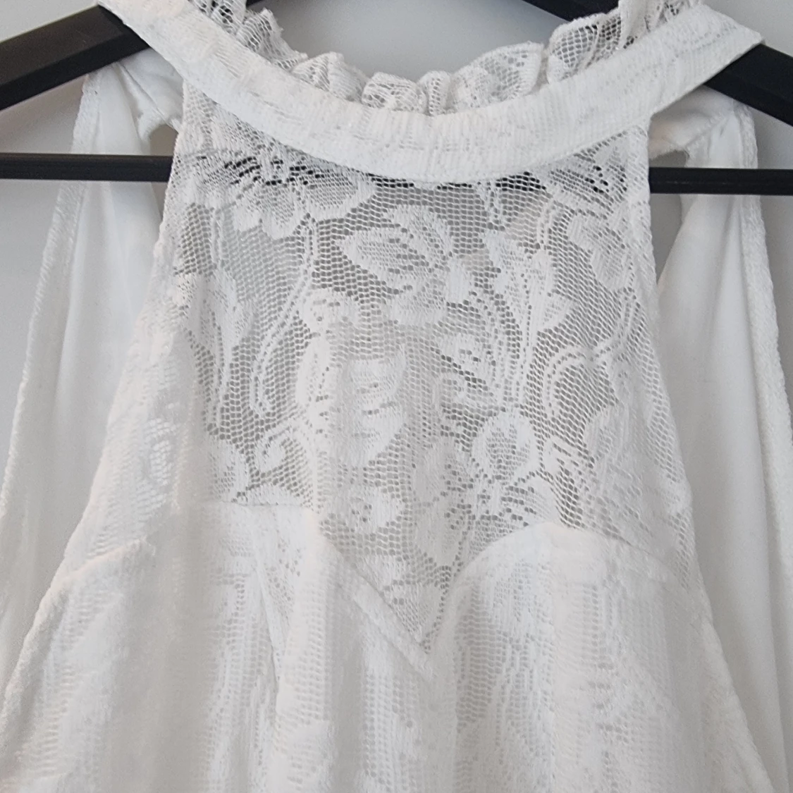 Vit långklänning med spets och knyt i nacken - 1