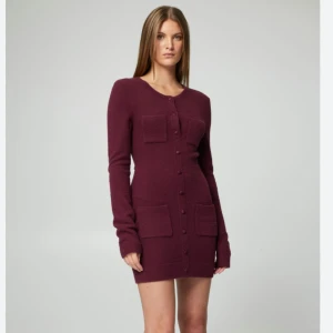 Vinröd stickad långärmad klänning med knappar - Säljer en vinröd stickad klänning med långa ärmar. Perfekt för dig som vill ha en mysig men stilren look. Endast använd en gång! Nypris 600kr 💕