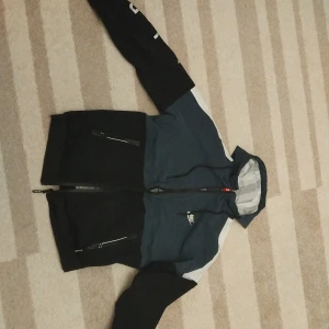 Nike regnjacka - En jacka som jag inte använder helt ny och inga tecken på användning. Nypris 1500kr mitt pris 1000