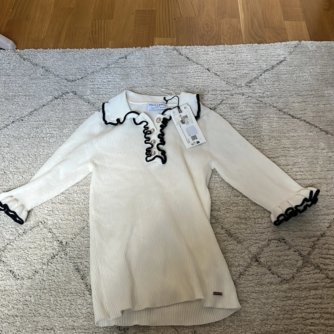 Vit ribbad tröja med volang från Holly & Whyte