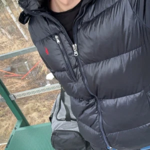 Blå dunjacka från Polo Ralph Lauren - Säljer en snygg blå dunjacka från Polo Ralph Lauren. Storlek L och fantastisk skick