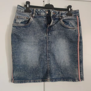 Lågmidjad jeans kjol  - Använd ett par gånger men är fortfarande i bra skick. 
