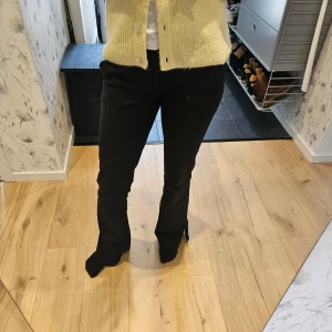 Kostymbyxor  - Svarta kostymbyxor från bik bok😘 köpta för ca 2 år sedan men fortfarande i bra skick,  low waist storleken 34 men sitter som xs💗 har en slits på utsidan av benen💘