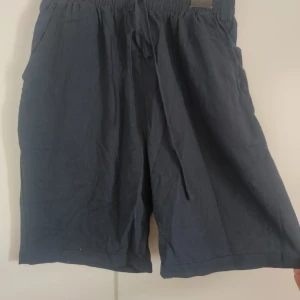 Mörkblå shorts  - Jätte fina mörkblå linne shorts, för både killar och tjejer. 