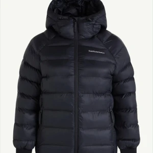 Jacka Peak Performance - Snygg svart dunjacka från Peak Performance. Den har ett pyttelitet hål i ärmen, så skriv för bilder. Pris kan diskuteras