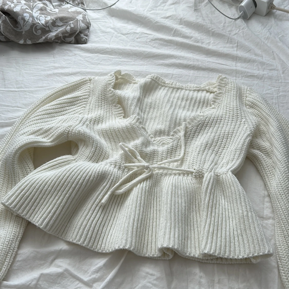 Vit stickad tröja med knyt