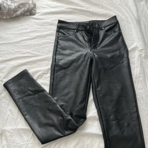 Svarta skinnbyxor från Calzedonia - Snygga svarta skinnbyxor från Calzedonia. De har en klassisk design med dragkedja och knapp framtill. Perfekta för en stilren look.