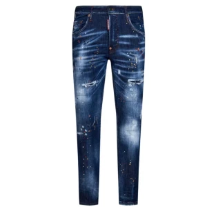 D2 jeans med färgstänk - Snygga blå d2 jeans med unika färgstänk och slitna detaljer. De har en knappgylf och klassisk femficksdesign. Perfekta för en trendig look.
