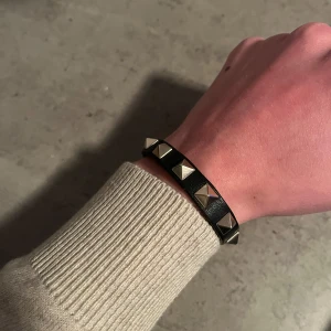 Valentino armband - Riktigt fett valentino armband i ett mycket bra skick, nypris 3000kr vårt pris 1199kr✅ fraktas inom 24h📦✅