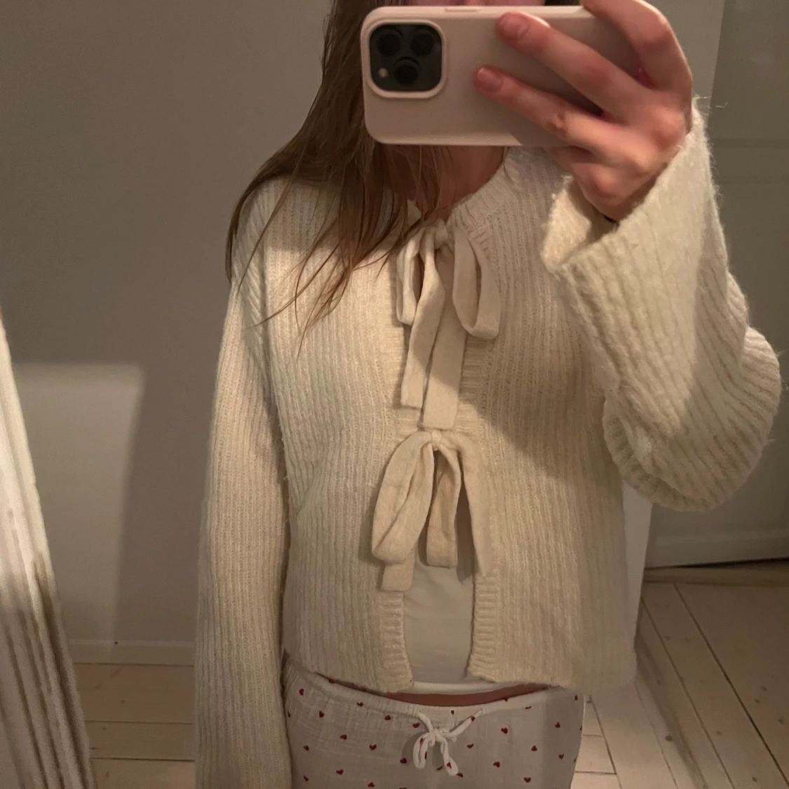 Vit ribbad kofta med rosett - 1