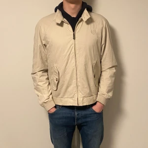Oscar Jacobsson jacka  - Vi säljer nu denna super snygga Oscar Jacobsson jacka. Jackan har inga defekter. Modellen är 184cm och väger 70kg. Storlek 46 vilket motsvarar S-M. Nypris 2499